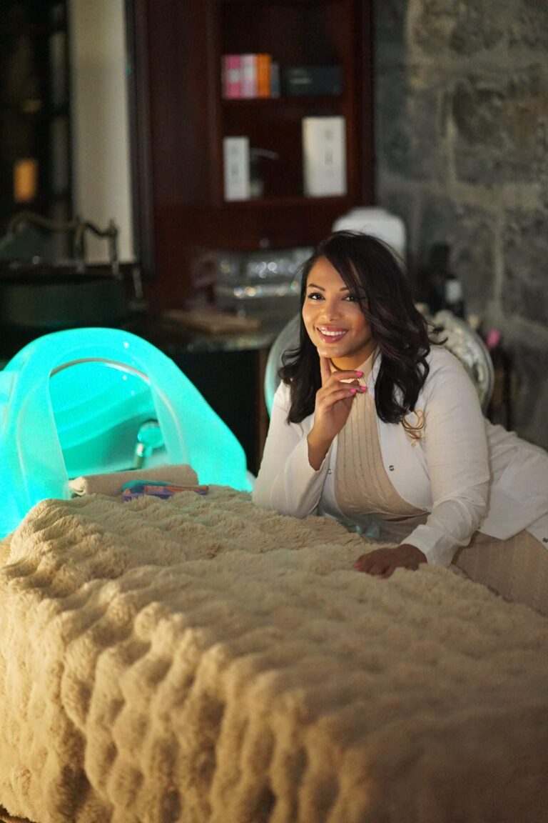 Léia Santos smiling beside a glowing Head Spa steam dome
